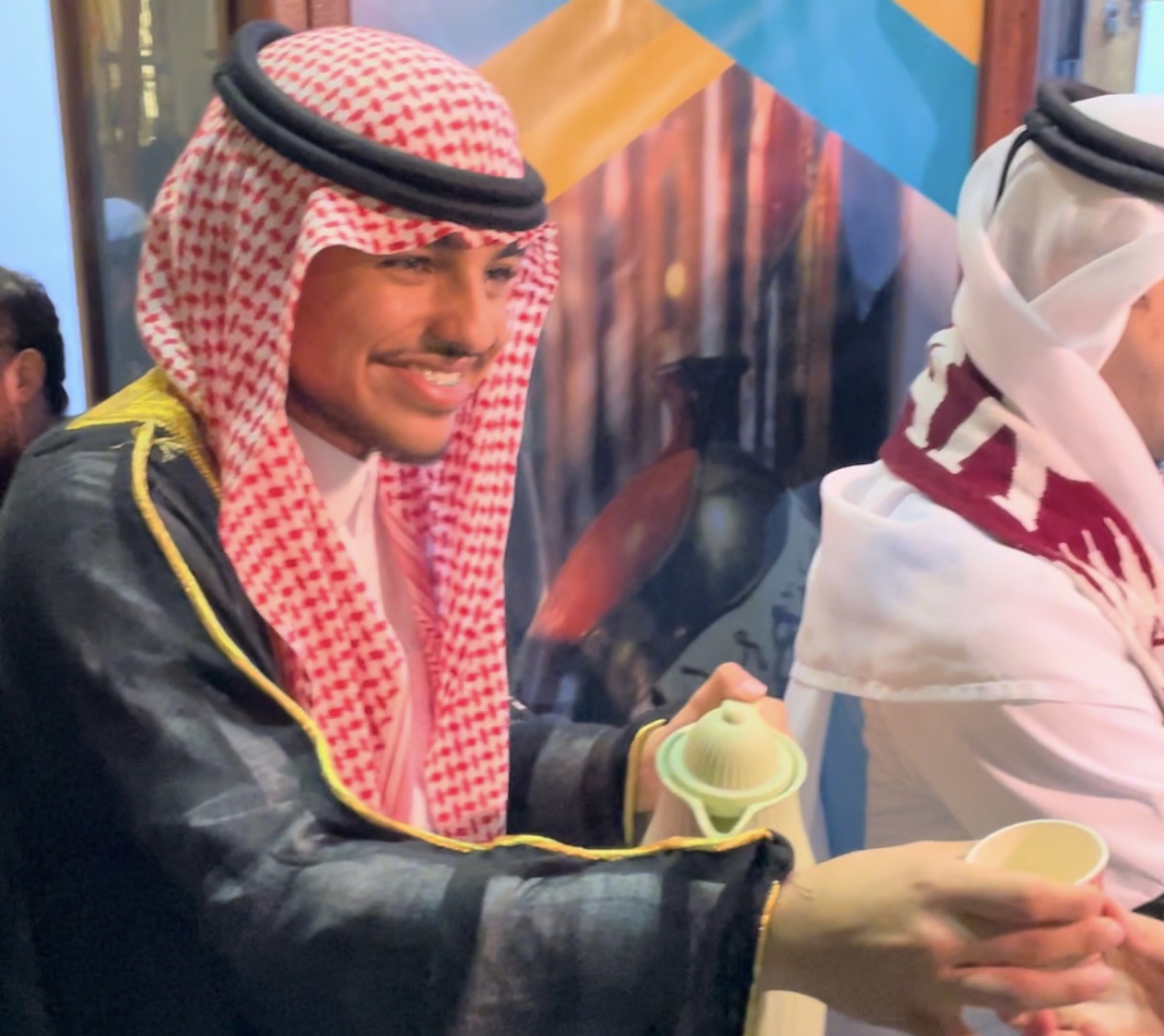 محمد القفاري سفير المشلج يصب قهوة السعودية